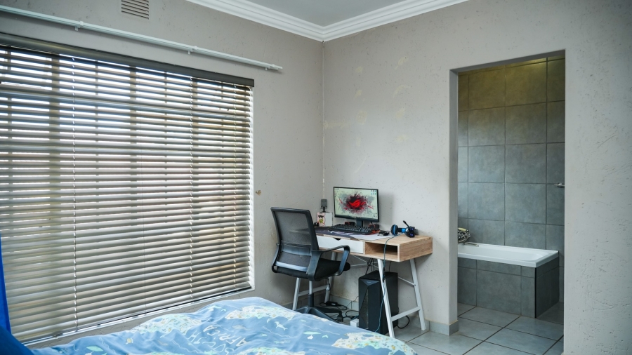 6 Bedroom Property for Sale in Flamwood North West